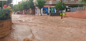 Порои превърнаха улиците в испанския град Мурсия в реки (ВИДЕО)