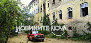 Запалиха се изоставени казарми във Велико Търново (СНИМКИ)