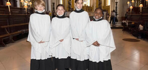 След 900 години: Момичета пеят в хора на катедралата "Сейнт Пол"