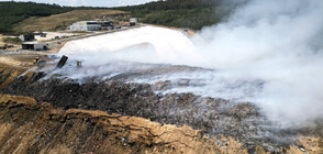 Продължава гасенето на пожара в района на депото за отпадъци над Шереметя (СНИМКИ)