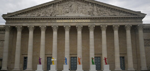 Олимпийски дух: Пъстри скулптури на Венера Милоска украсиха Националното събрание на Франция (СНИМКИ)