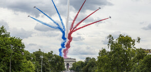 В Париж отбелязаха националния празник и посрещнаха олимпийския огън