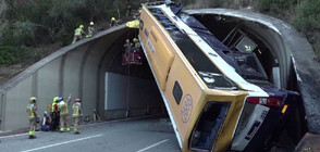 Зрелищна автобусна катастрофа край Барселона, има ранени (ВИДЕО)