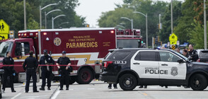 Полицаи застреляха мъж с два ножа в Милуоки (СНИМКИ)