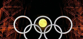 Преди началото на Олимпиадата: Фотограф засне Луната в центъра на Айфеловата кула