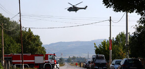 Два хеликоптера гасят склада край Елин Пелин (ВИДЕО)