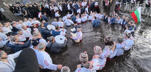 Стотици смелчаци „спасиха” кръста в ледените води на Богоявление (ОБЗОР)