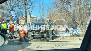 Кола се вряза в автобусна спирка в София, има ранени (СНИМКИ)