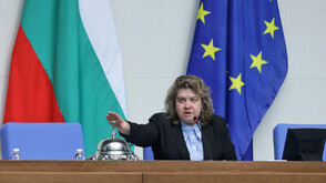 Киселова решава ще насрочили за разглеждане и гласуване в НС предложението за референдум на Радев