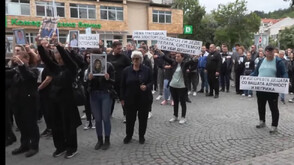 Мълчание и черни дрехи: Шествие за загиналите деца в Кочани (ВИДЕО+СНИМКИ)