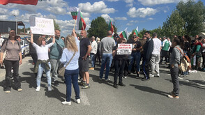 „Искаме си лева”: Протестиращи затвориха Подбалканския път (СНИМКИ)