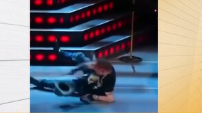 Guns N` Roses публикуваха забавен клип с всички падания от сцената на Аксел Роуз