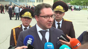 Митов: Десетилетия култ към мутрите, скъпите вещи и коли са отговорни за "локалите"