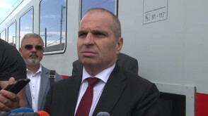 Гроздан Караджов проведе среща "на колела" във влак от София за Бургас