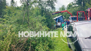 Автобус с над 30 пътници катастрофира край Боженци (СНИМКИ)