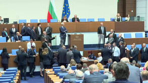"Възраждане" окупира парламентарната трибуна и блокира работата на депутатите (ВИДЕО)