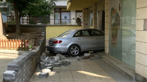 Автомобил „паркира” на партера в блок в София