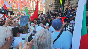 Напрежение на протеста срещу еврото, организиран от "Възраждане", полицай беше повален на земята (ВИДЕО)