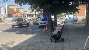 Кола блъсна майка с малко дете на пешеходна пътека в Казанлък