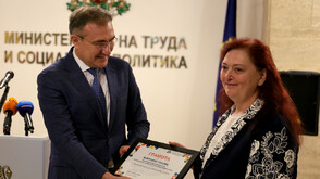 Гуцанов награди служителите, разкрили нелегалните старчески домове