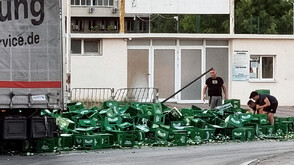 Камион изсипа каси бира на кръстовище във Велико Търново