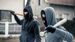 Двама маскирани нахлуха с бухалки в кметството на Бистрица, търсили кмета