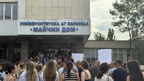 Казусът "Майчин дом": Протест и контрапротест на метри един от друг