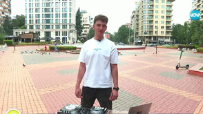 Бездомният DJ, който търси сцена: От парка до морето — звукът му няма покрив, но има посока