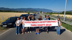 Протест в памет на Андреа, която загина в катастрофа с коне, затвори пътя Кюстендил – София