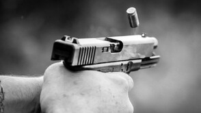 Баща стреля с газов пистолет, след като детето му се спречка с друго
