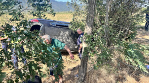 Кола се преобърна край Николаево, има пострадал (СНИМКИ)