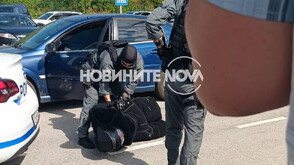 При нужда: Полицаите вече ще използват щадящи електрошокови палки