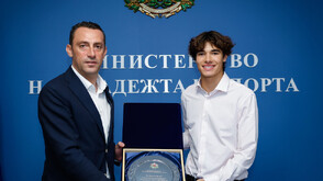 Министърът на младежта и спорта награди Никола Цолов за постиженията му във Формула 3