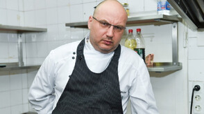 Шеф Манчев се справя с лястовичи гнезда на крайпътно заведение