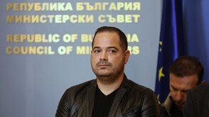 Калин Стоянов попита Радев пътуват ли нерегламентирано в кортежа му други лица