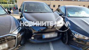 Шофьор заспа зад волана и помля 4 коли на паркинг във Варна (СНИМКИ)