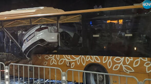 Моментът, в който кола се вряза в прозореца на автобус в София (ВИДЕО)