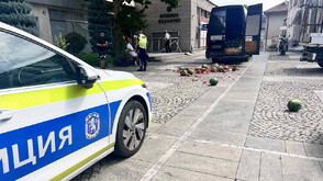 Жена счупи бариерата пред общината в Казанлък и влезе с пълен бус с дини