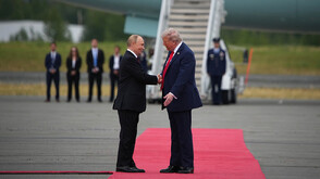 НА ЖИВО: Историческа среща - Путин и Тръмп се ръкуваха и минаха заедно по червения килим