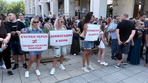 Протести след трагедията в "Слънчев бряг", близките на ранените се събраха пред съда в Бургас