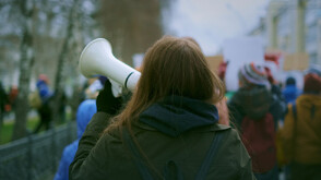 Протести и контрапротести в редица британски градове