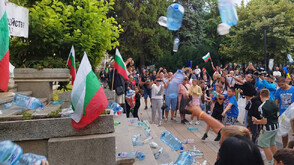 Заради водната криза: Жители на Плевен обстрелваха общината с бутилки и стотинки (СНИМКИ)