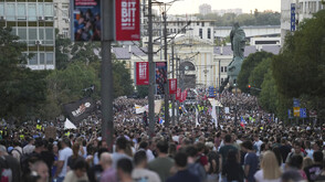 Десетки хиляди на протест в Белград и Нови Сад, има арестувани и полицай, ударен с тухла (ВИДЕО+СНИМКИ)