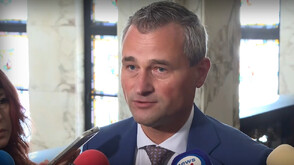 Експертиза: Шофьорът, врязал се в автобус, е карал със 199 км/ч след употреба на райски газ