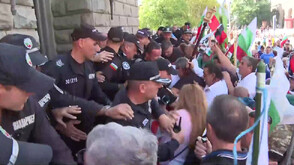 Протестиращи опитаха да нахлуят в сградата на НС, кордон от полицаи ги спря
