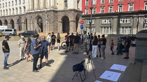 Граждани на протест заради полевите тестове за наркотици