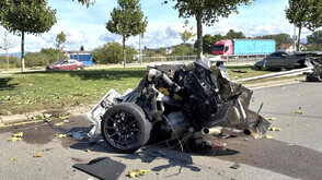 Кола се заби в дърво и се разцепи на две в София, има загинал