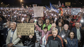 „Фицо - „троянски кон“ на Русия“: Хиляди на протест срещу словашкия премиер