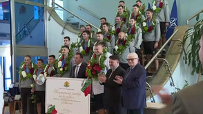 Шампионско посрещане: Националите ни по волейбол се завърнаха на родна земя