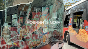 Два автобуса на градския транспорт в Пловдив се удариха челно (СНИМКИ)